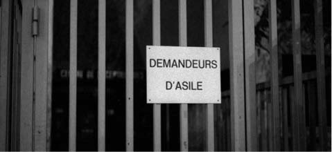 Affiche sur laquelle est écrit: Demandeur D'asile