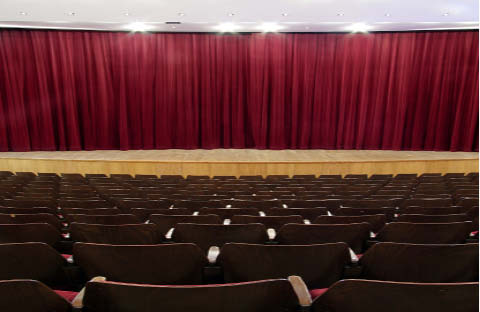 Salle de théâtre, rideau rouge
